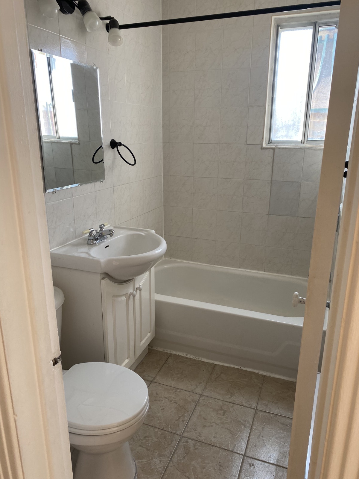 1 Bed 1 Bath 3 1/2 - Apartment — photo 2