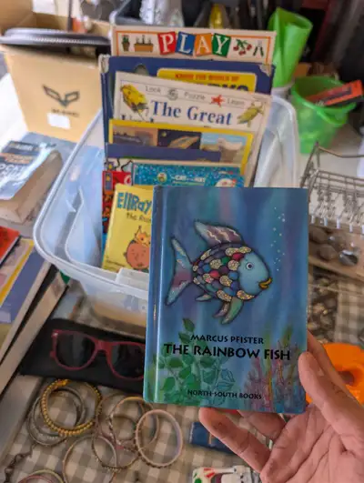 We're having a garage sale with a little bit of everything! Furniture, frames, suitcases, backpacks,...