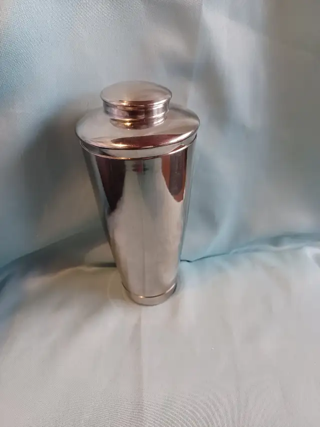 18/8 Stainless steel cocktail shaker  in Kitchen & Dining Wares in Calgary - Image 2