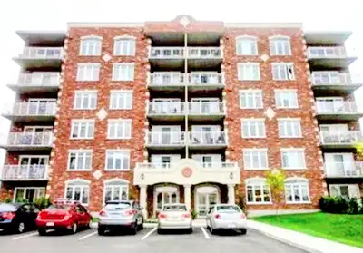 Ville St-Laurent / Bois-Franc Superbe condo à aire ouverte au 2ieme étages avec air climatisé et un...