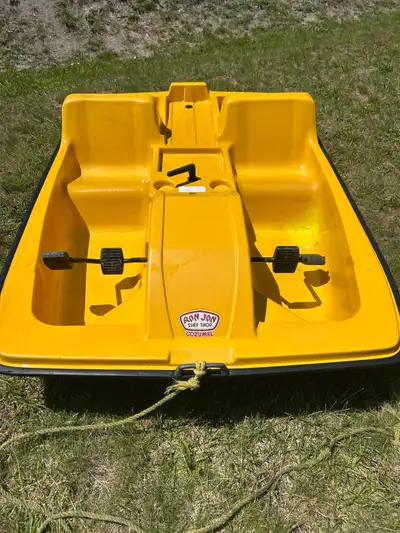 Pelican paddle boat Rio model Has a very small crack on one side…Very easy fix.. still can be used.....
