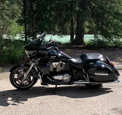 Feast your eyes on this magnificent 2015 Victory Cross Country Tour, While it's been gently pre-owne...