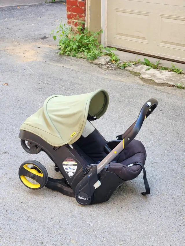 Used Doona travel baby stroller with base in Strollers, Carriers & Car Seats in City of Montréal - Image 8