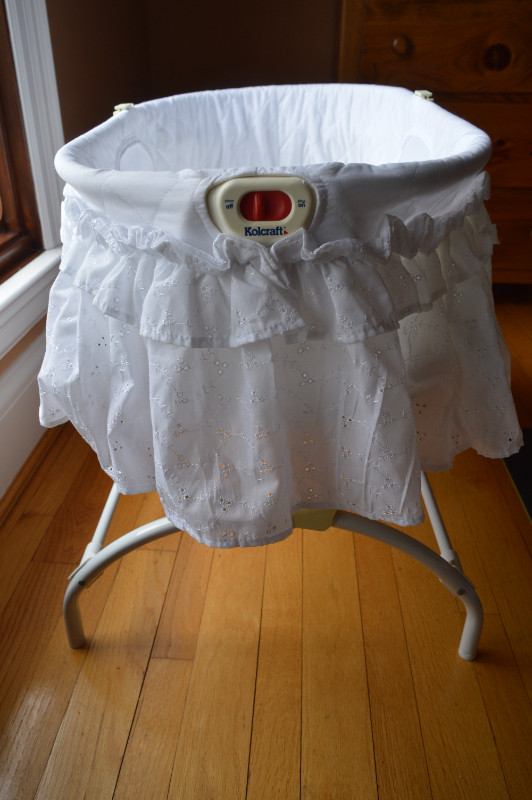 Bassinet in Cribs in City of Toronto - Image 4