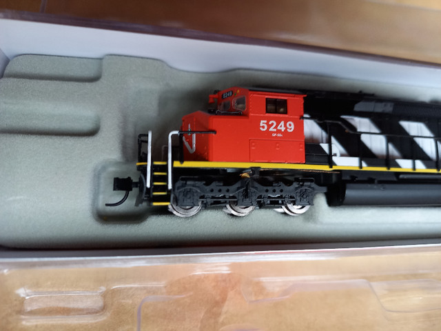 N scale CN Rail SD40-2W locomotive brand new in Hobbies & Crafts in Mississauga / Peel Region - Image 2