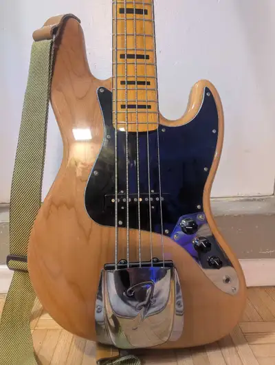 This Squier by Fender 5-string Jazz Bass is a versatile, high-quality instrument perfect for any bas...