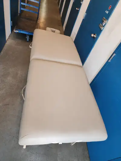 Selling a beige Oakworks massage table New condition Adjustable height Below is description form off...