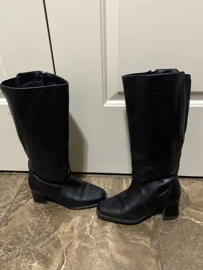 Women’s Boots size 7 1/2, View more
