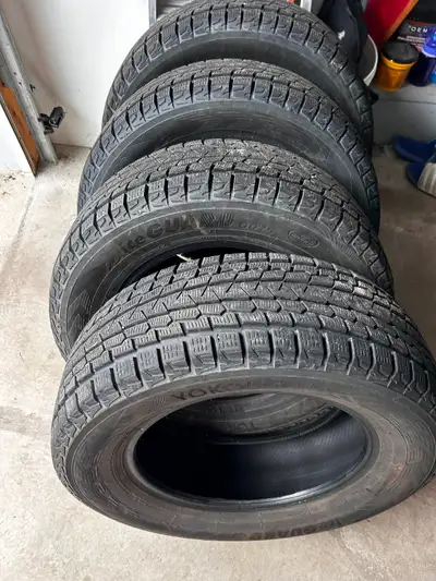 4 pneus d'hiver Yokohama iceGUARD G075 À vendre : ensemble de 4 pneus d'hiver Yokohama iceGUARD G075...