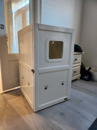 Beautiful 2-Tier Cat House / Litter Enclosure with Openable Door