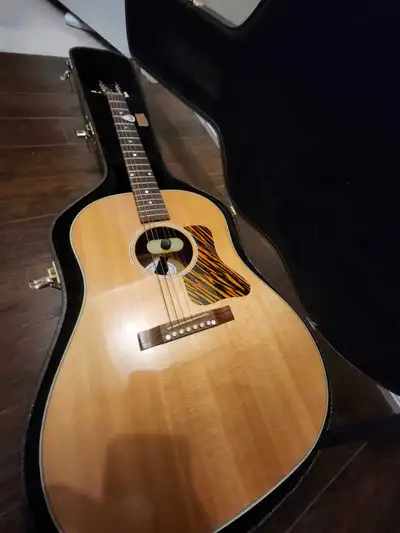 Gibson J35, View more