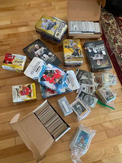 Lot de plusieurs cartes hockey et baseball., View more