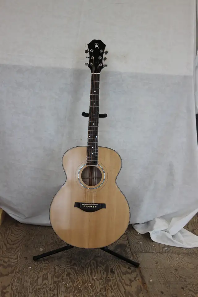 Acoustic guitar in Guitars in Dartmouth - Image 2