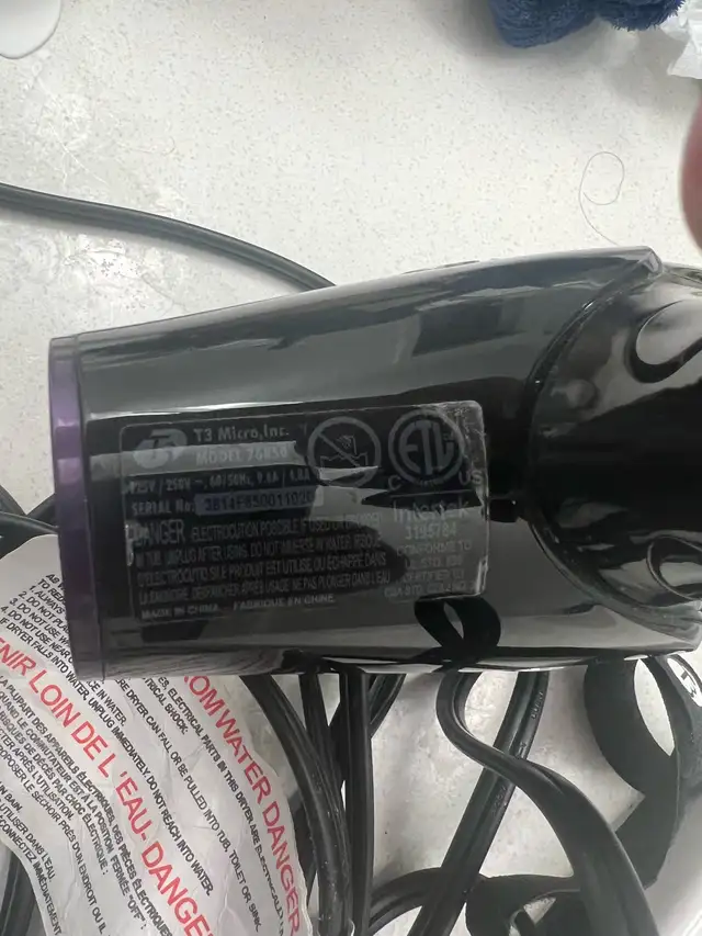 T3 Featherweight Compact Folding Hair Dryer with Dual Voltage in Irons & Garment Steamers in Markham / York Region - Image 3