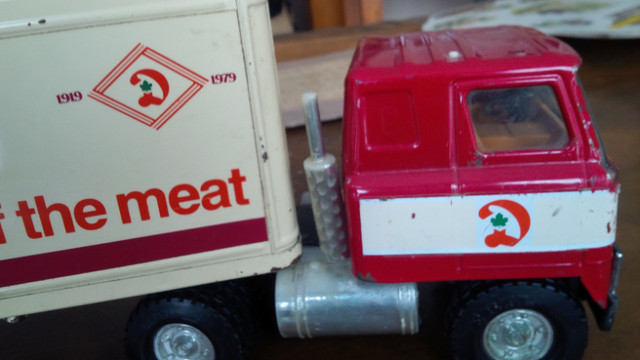 Vintage Ertl Tin Dominion Stores Tractor Trailer approx 22" Long in Arts & Collectibles in Stratford - Image 2