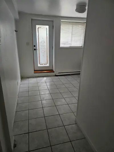 Très beau logement, Demi Sous-Sol, 2CC, idéal pour étudiants (tes) . Accessibilité aux métos Beaubie...