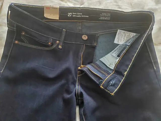 2 women levis jeans in Women's - Bottoms in Mississauga / Peel Region - Image 2