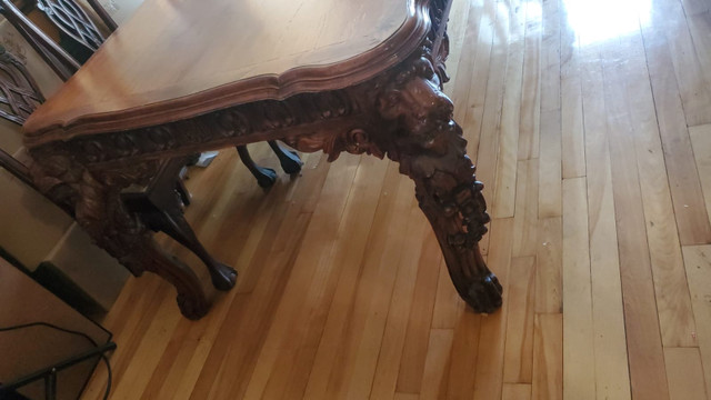 Antique dining room table with lion design/ table de salle à man dans Mobilier de salle à manger et cuisine  à Ville de Montréal - Image 2