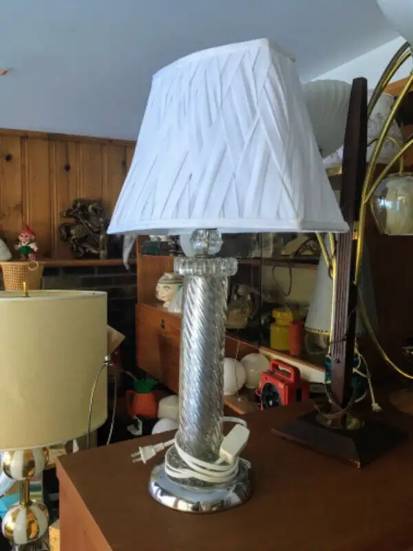 Beautiful vintage Fancy glass lamp in Indoor Lighting & Fans in City of Montréal - Image 3
