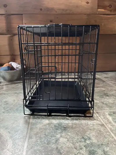 Cage en métal pour petit chien ou chat. Porte à l'avant et plateau de plastique amovible. N'est pas...
