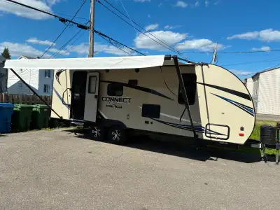 Roulotte Connect lite2019 27piemodel C221RD non fumeur très lumineuse beaucoup de range même frigo g...