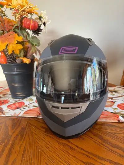 Attention riders!! This is an Origine full-face helmet, offering great protection and style for ride...