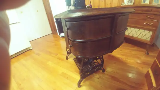 Machine a coudre antique in Other in Drummondville - Image 2