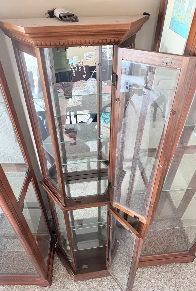 Vintage corner lighted curio cabinet in Hutches & Display Cabinets in Calgary - Image 7