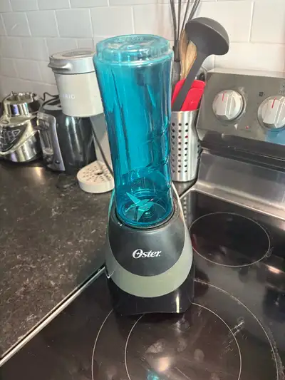 Je vends ce mélangeur personnel Oster, idéal pour les smoothies et les préparations rapides. Il est...