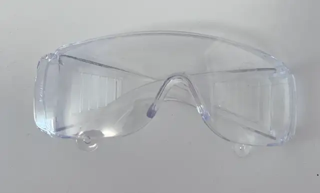 Lab Coat/Lab Safety Glasses in Other in Laval / North Shore - Image 3