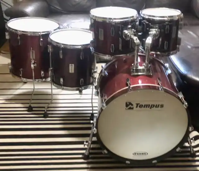 Tempus 5 piece drum kit with Pearl hardware in Drums & Percussion in Longueuil / South Shore - Image 2