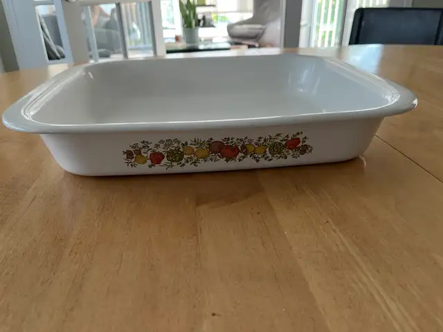 Corningware lasagna dish and casserole dish