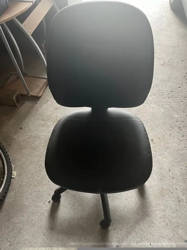 Swivel leather office chair in Chairs & Recliners in Markham / York Region - Image 7