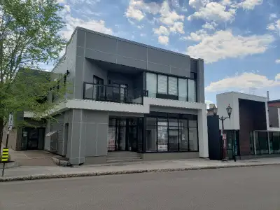 Face à la pharmacie Jean Coutu sur la rue Saint-Dominique. Au rez-de-chaussée d’un immeuble avec une...