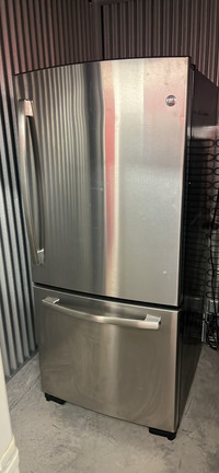 GE Stainless Steel Refrigerator- Bottom Freezer-30 Days Warranty