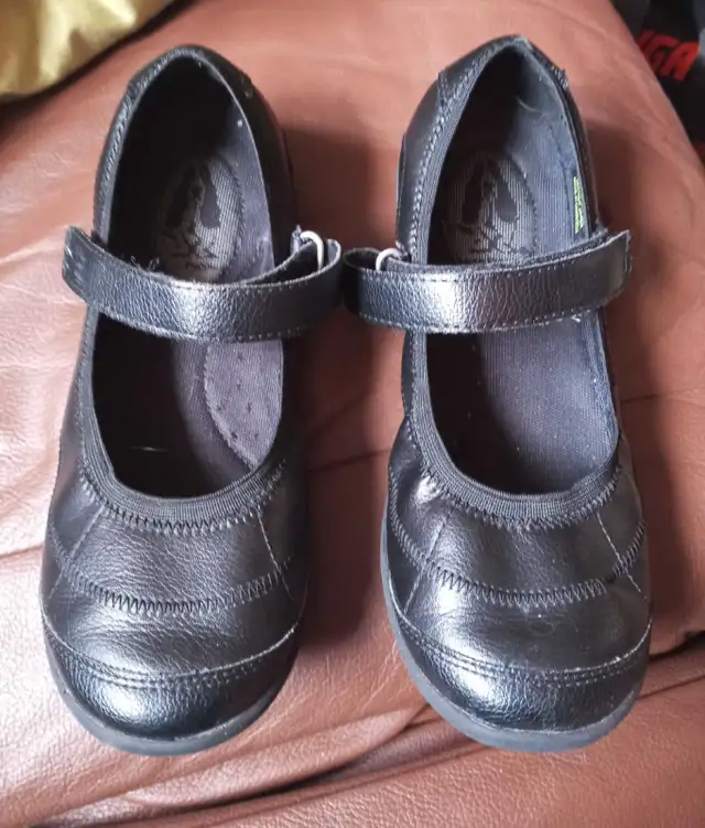 Soulier en cuir hush puppies pour fille taille 4us in Kids & Youth in City of Montréal - Image 2