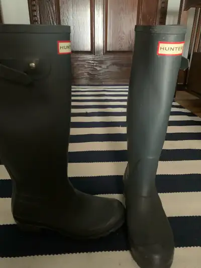 Size 6. Women’s Grey Hunter rain boots- classic tall style Minimal wear 20 firm