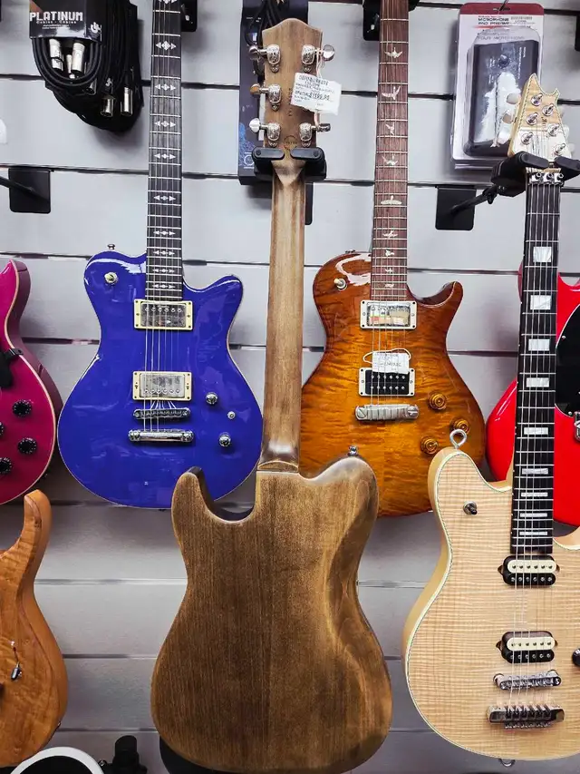 Guitare electrique plus etuit  in Guitars in Longueuil / South Shore - Image 3