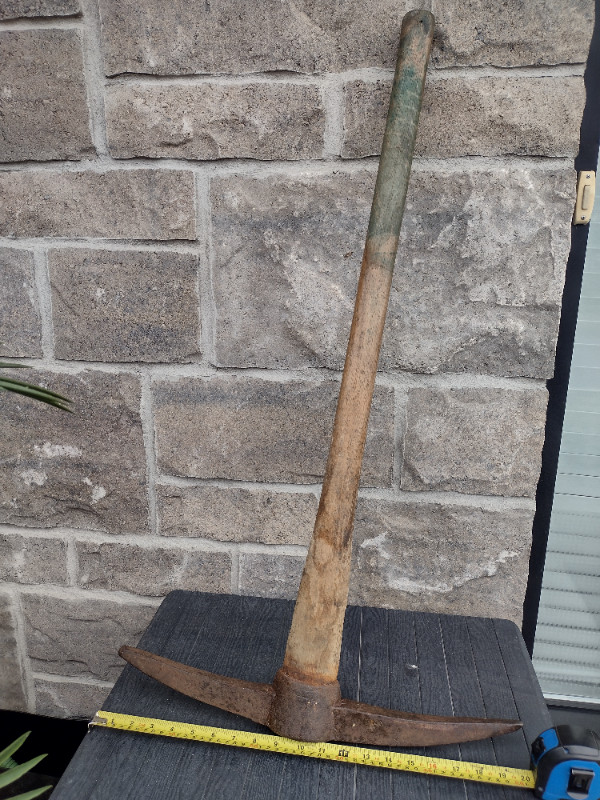 Pioche en fer forgé de 5 lb avec manche robuste en bois de 36po dans Outils à main  à Laval/Rive Nord