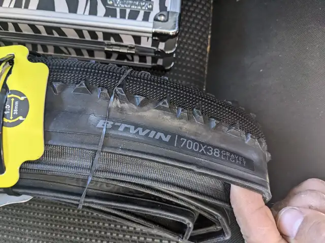 Btwin Gravel Light Bycicle Tire 700 x 38 in Frames & Parts in Mississauga / Peel Region - Image 6