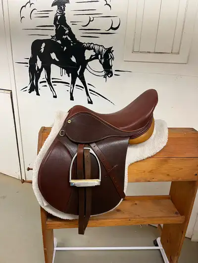 Beautiful HDR Advantage All Purpose English Saddle 16.5” seat, 3.5” fit $850. Shaped white fleece al...