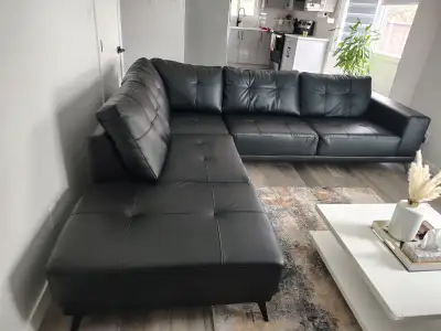 Recently bought Brand new 7 seated Leather seated sectional sofa Lightly used selling cuz of moving...