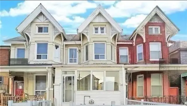 private room for rent in Dufferin & Queens st/ Dundas st