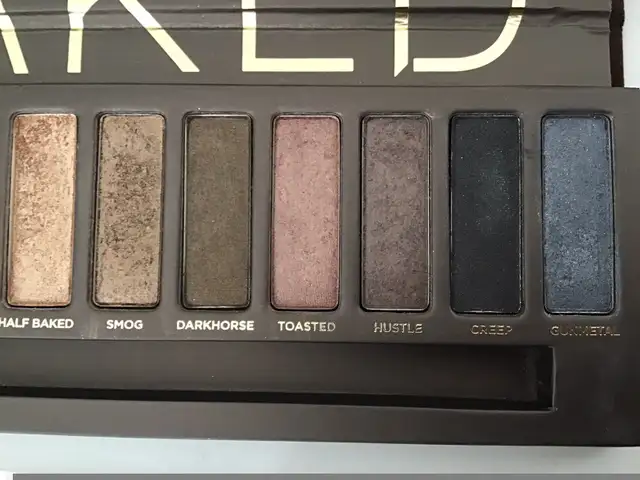 Urban Decay Naked eye shadow pallet in Health & Special Needs in Ottawa - Image 4