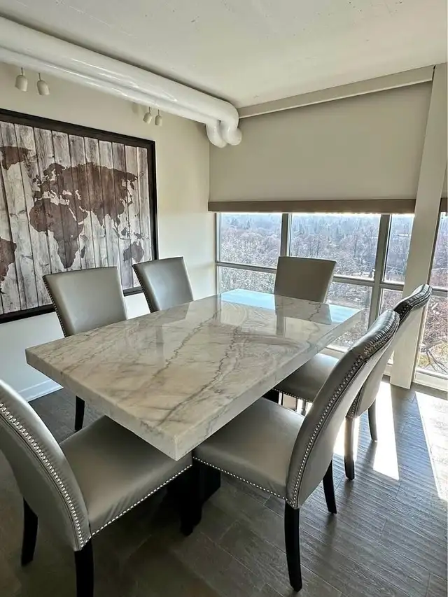 Dining table and chairs in Dining Tables & Sets in Napanee - Image 2