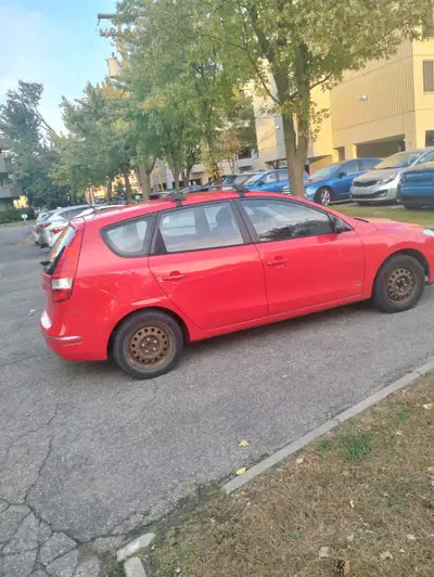 Très fiable Hyndai 2012 à vendre, roule parfaitement et aucune réparation prévue. Bas kilométrage et...