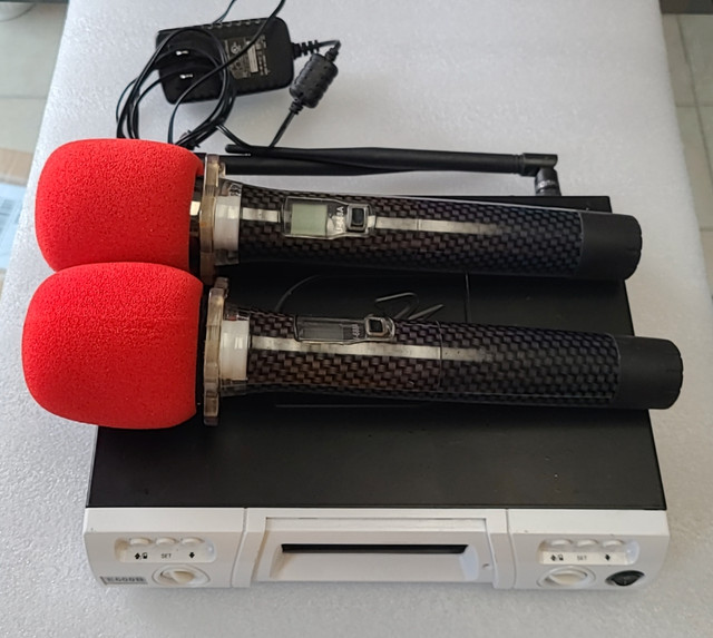 UHF Wireless Microphone (Pair) in Pro Audio & Recording Equipment in City of Toronto - Image 2