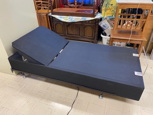Adjustable Electric Bed in Health & Special Needs in Yarmouth