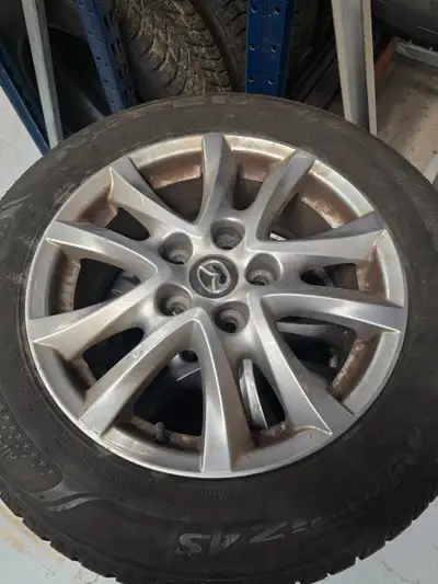 4 Mags Mazda 3 16 pouces. viennent avec les pneus sur les photos. 100$ pour les 4. Le prix ne compre...