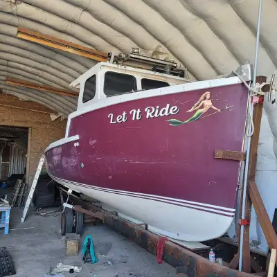 30' boat that can be used for lobstering or as a pleasure craft.The boat is currently located on Dig...